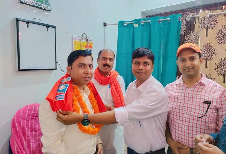Sampurna Seva Foundation के पहल पर डाक्टर साहब ने Rs. 17,000/- का छूट कैशियर राम को दिये।