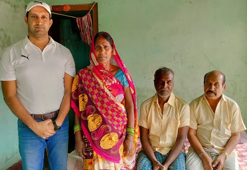 मनोज कुमार सिंह ने Rs 11,000/- का आर्थिक सहायता किया बेटी की शादी में।
