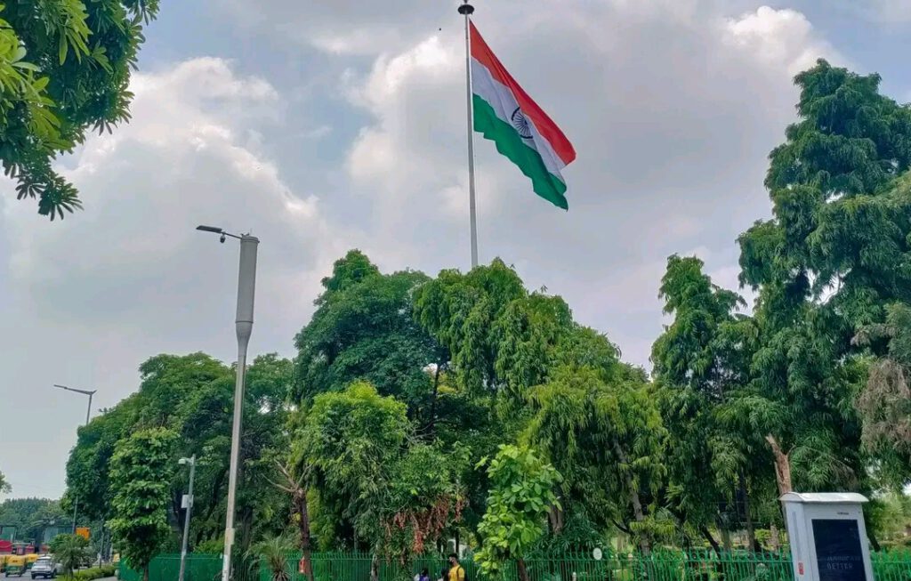 दिल्ली के सेंट्रल पार्क परिसर में लहराता राष्ट्र के गौरव का प्रतीक तिरंगा!