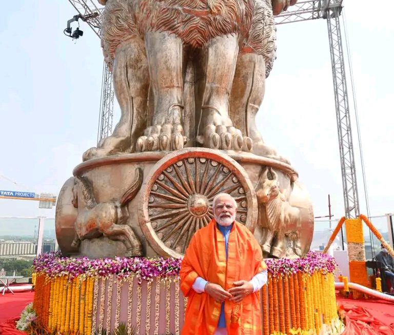 भारतीय संसद के नए भवन के शीर्ष पर स्थापित राष्ट्रीय चिन्ह।